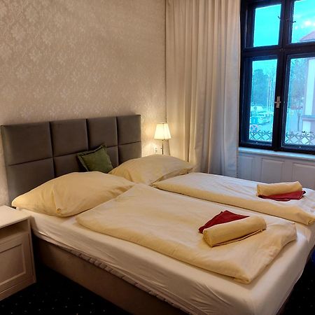 Hotel Jelen Пезинок Экстерьер фото