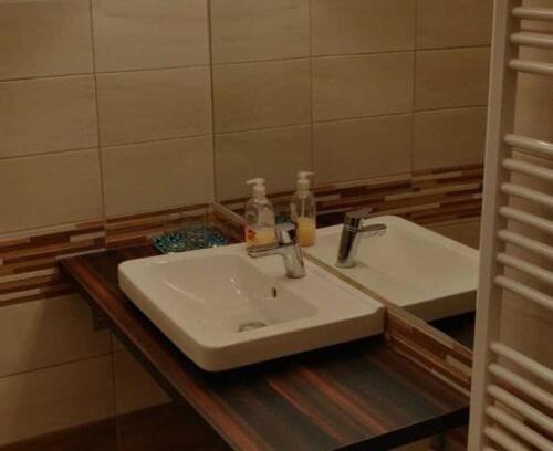Hotel Jelen Пезинок Экстерьер фото