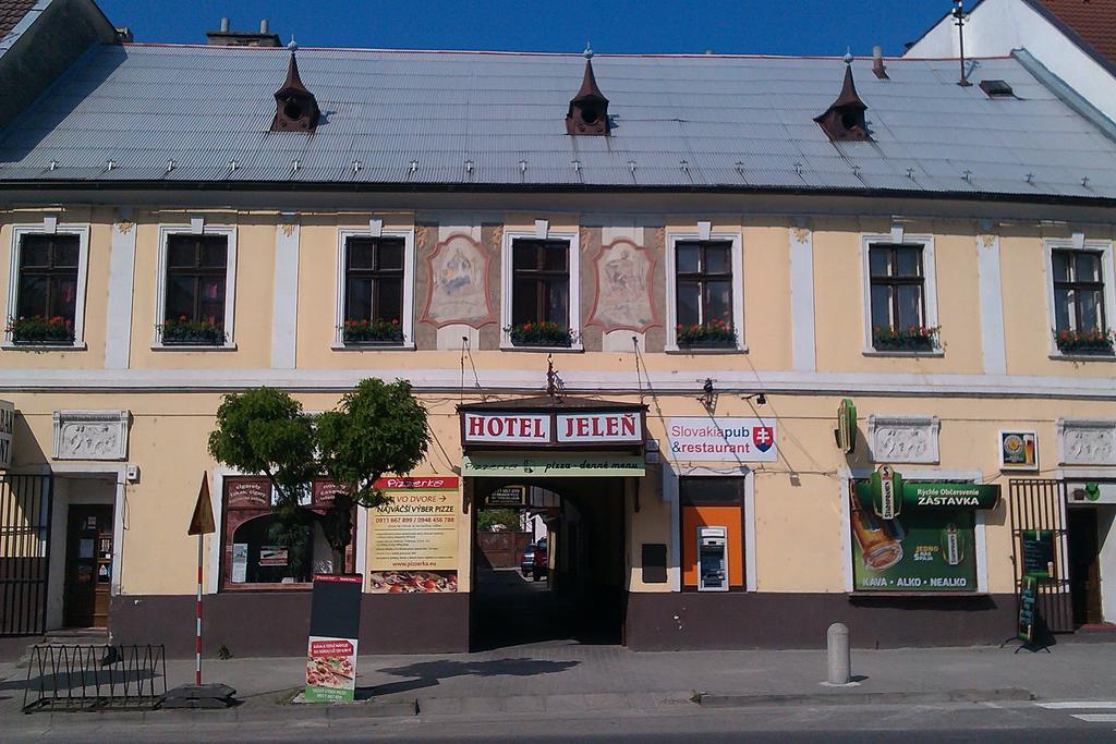 Hotel Jelen Пезинок Экстерьер фото