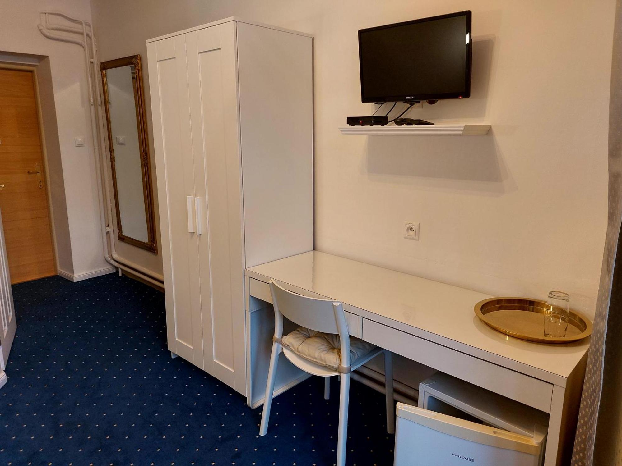 Hotel Jelen Пезинок Экстерьер фото