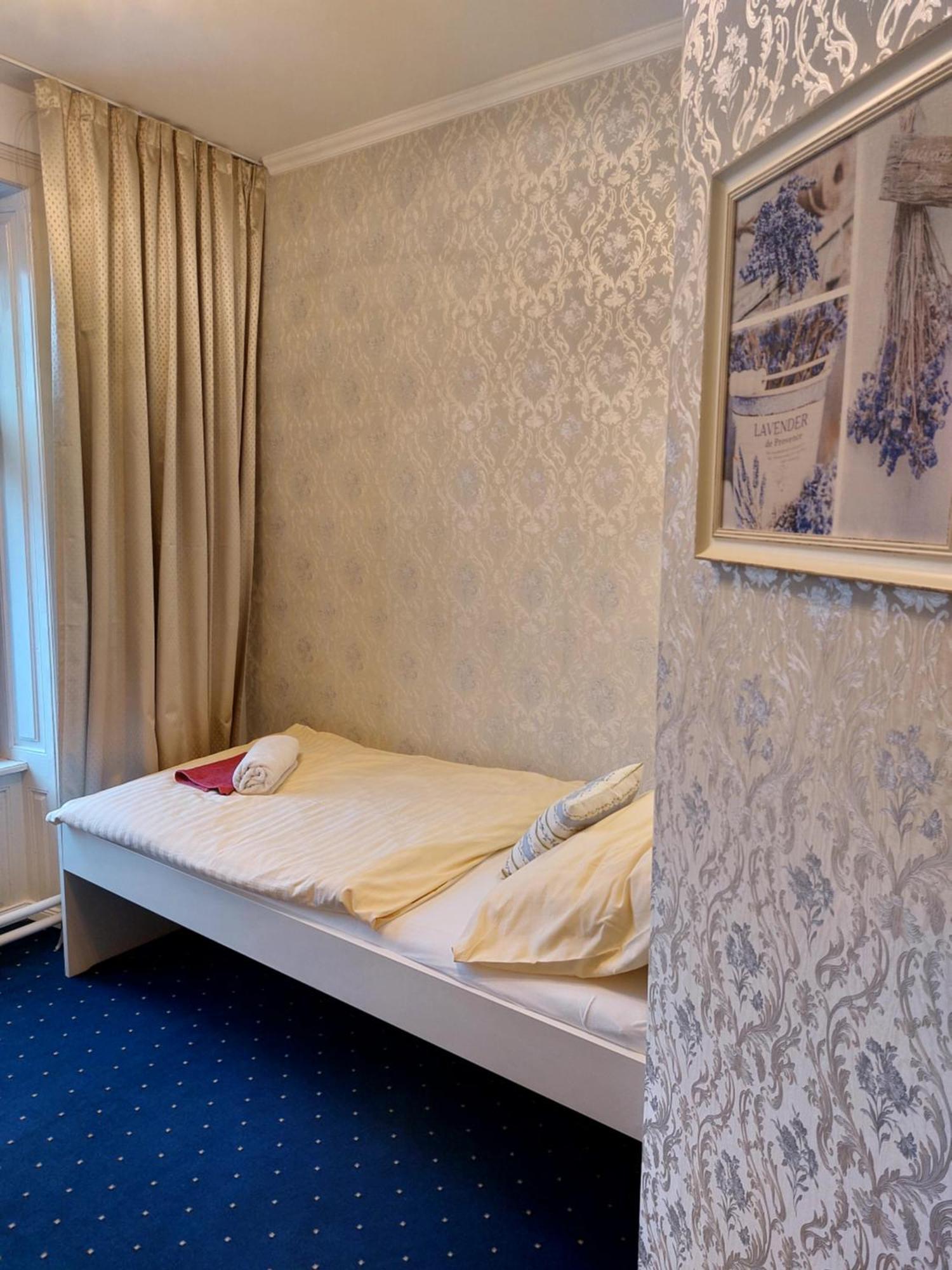 Hotel Jelen Пезинок Экстерьер фото