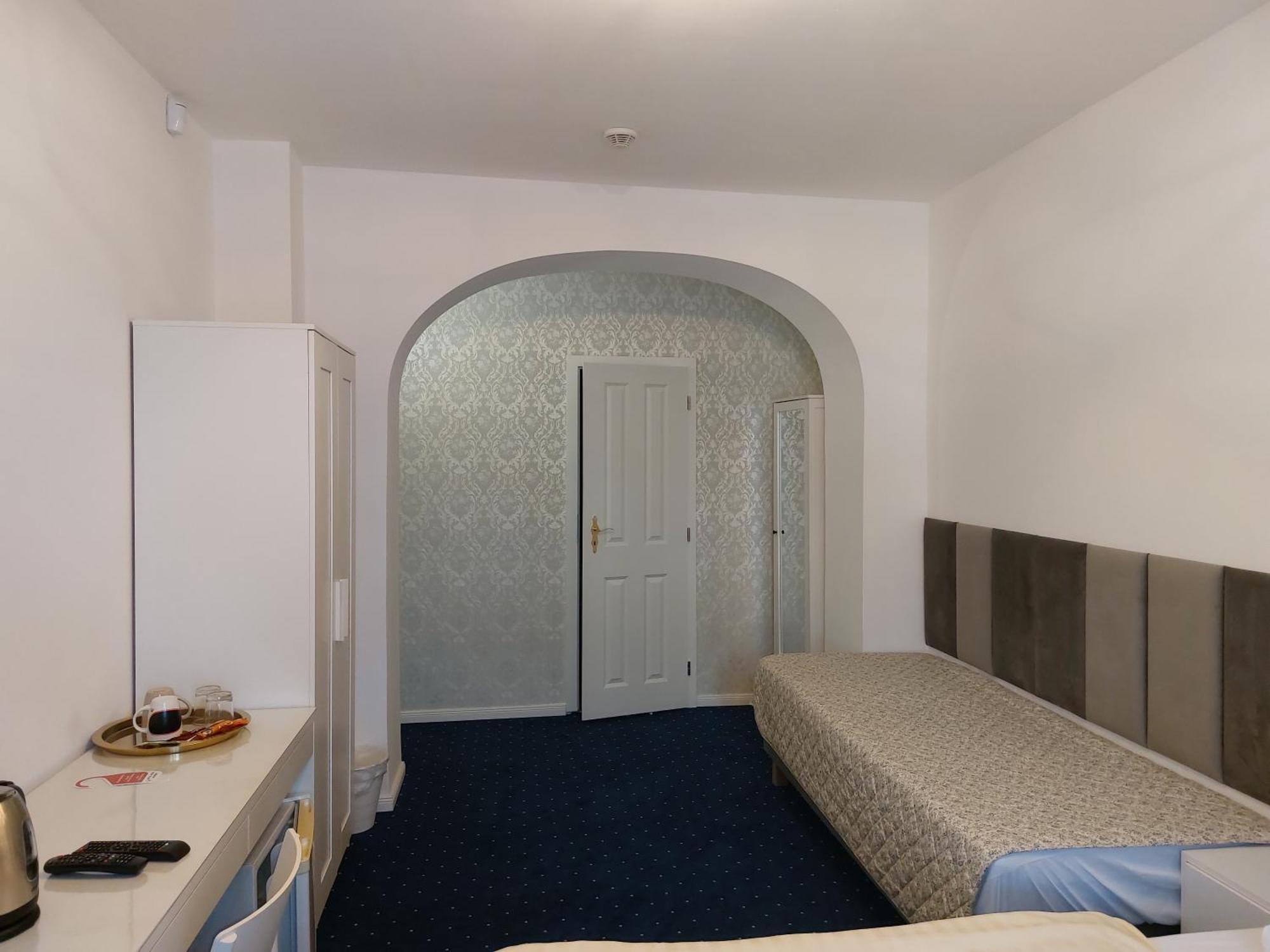 Hotel Jelen Пезинок Экстерьер фото