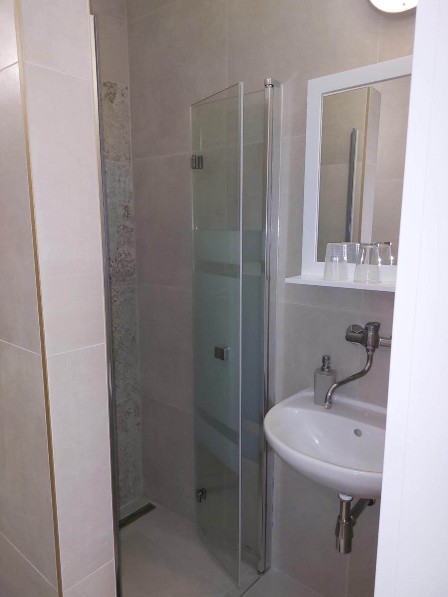 Hotel Jelen Пезинок Экстерьер фото