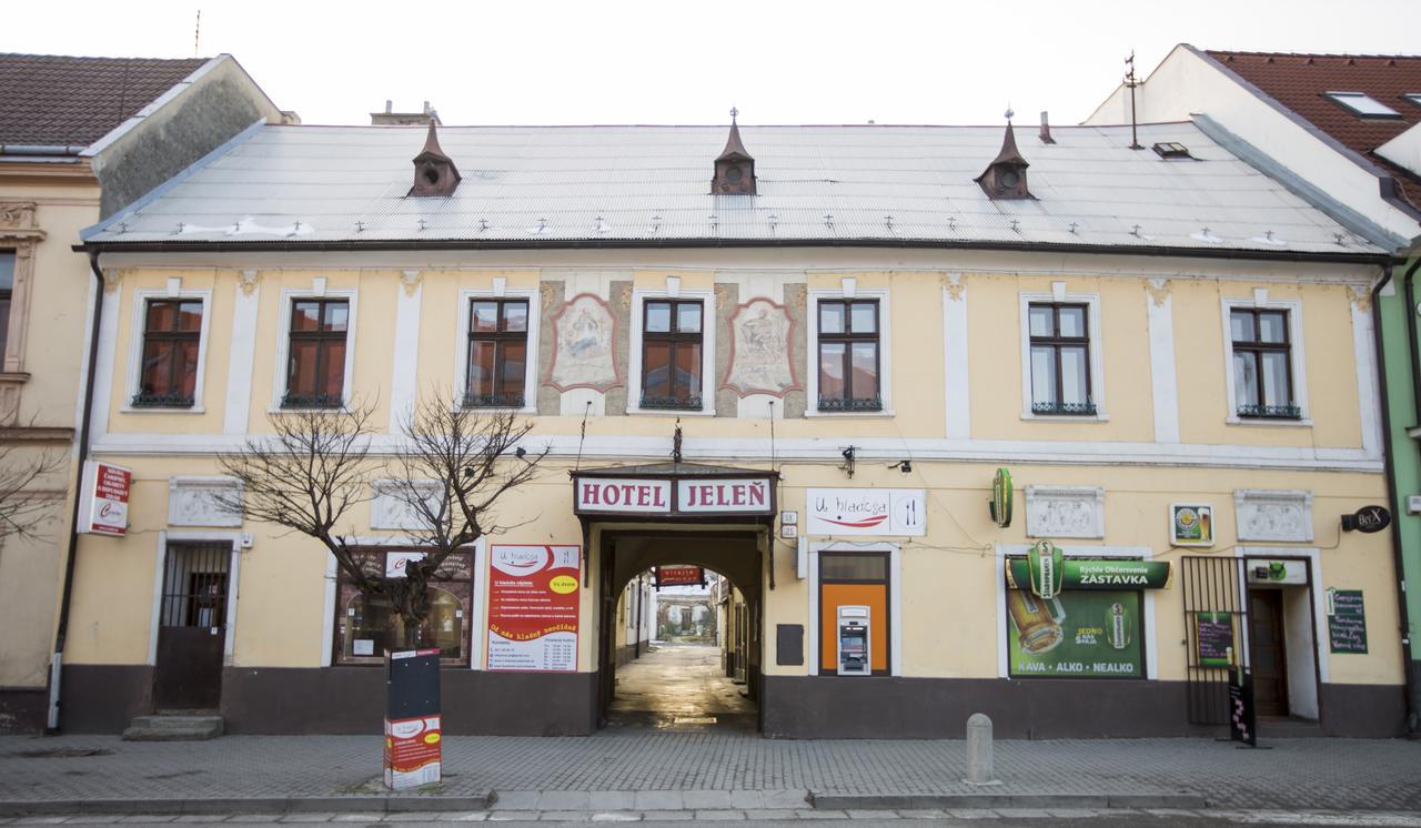 Hotel Jelen Пезинок Экстерьер фото