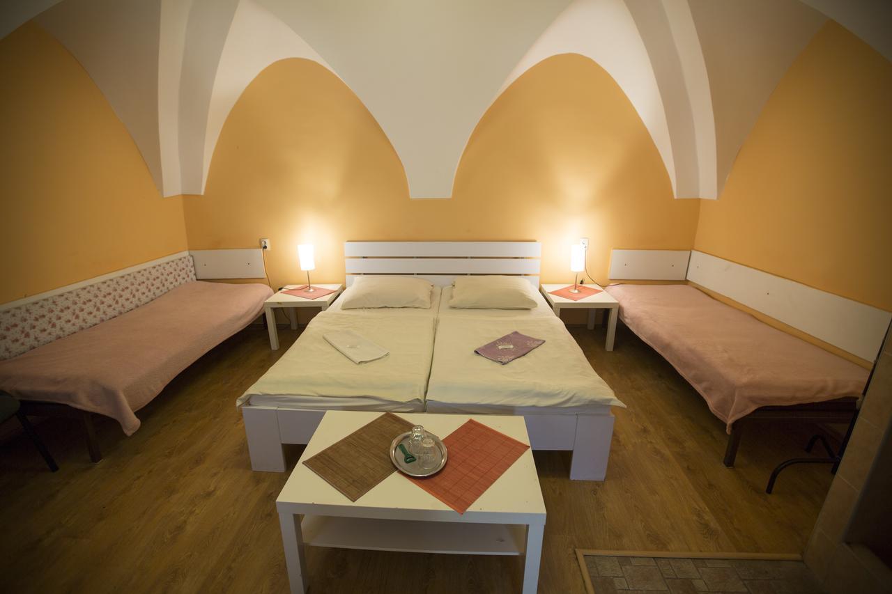 Hotel Jelen Пезинок Экстерьер фото