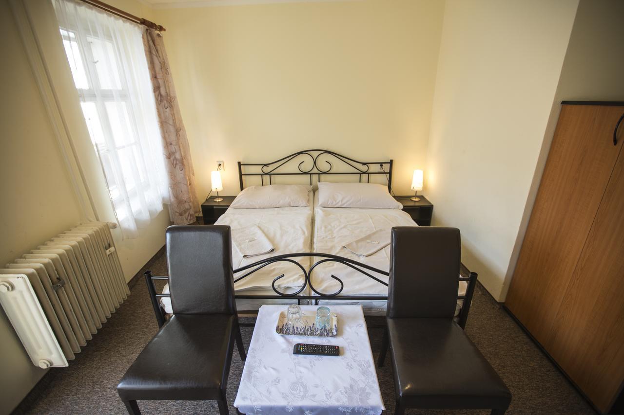 Hotel Jelen Пезинок Экстерьер фото