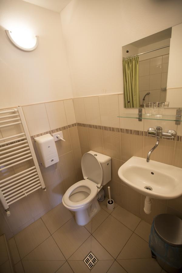 Hotel Jelen Пезинок Экстерьер фото