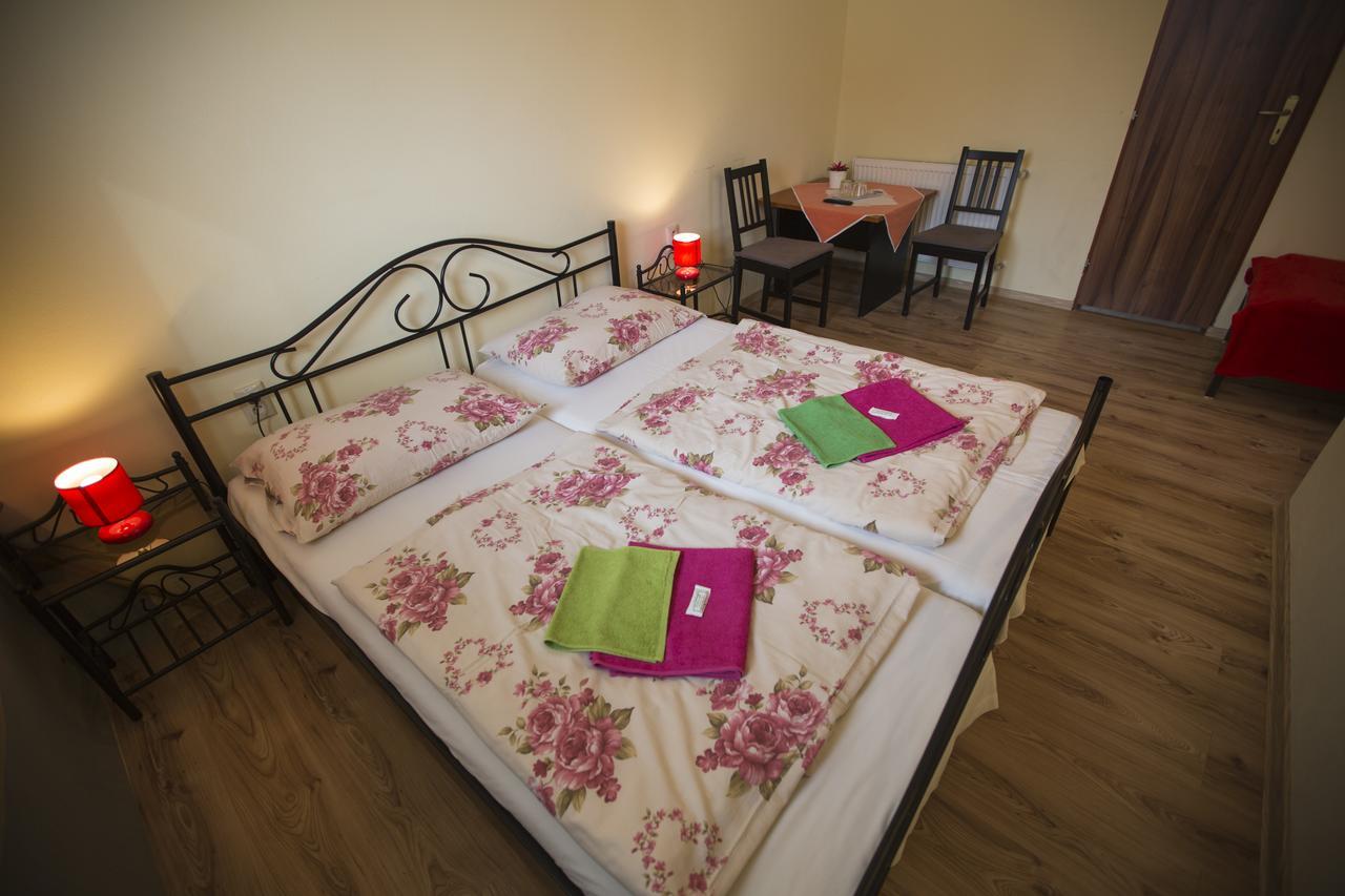 Hotel Jelen Пезинок Экстерьер фото