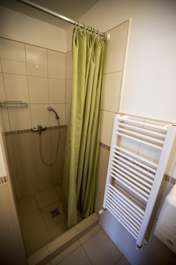Hotel Jelen Пезинок Экстерьер фото